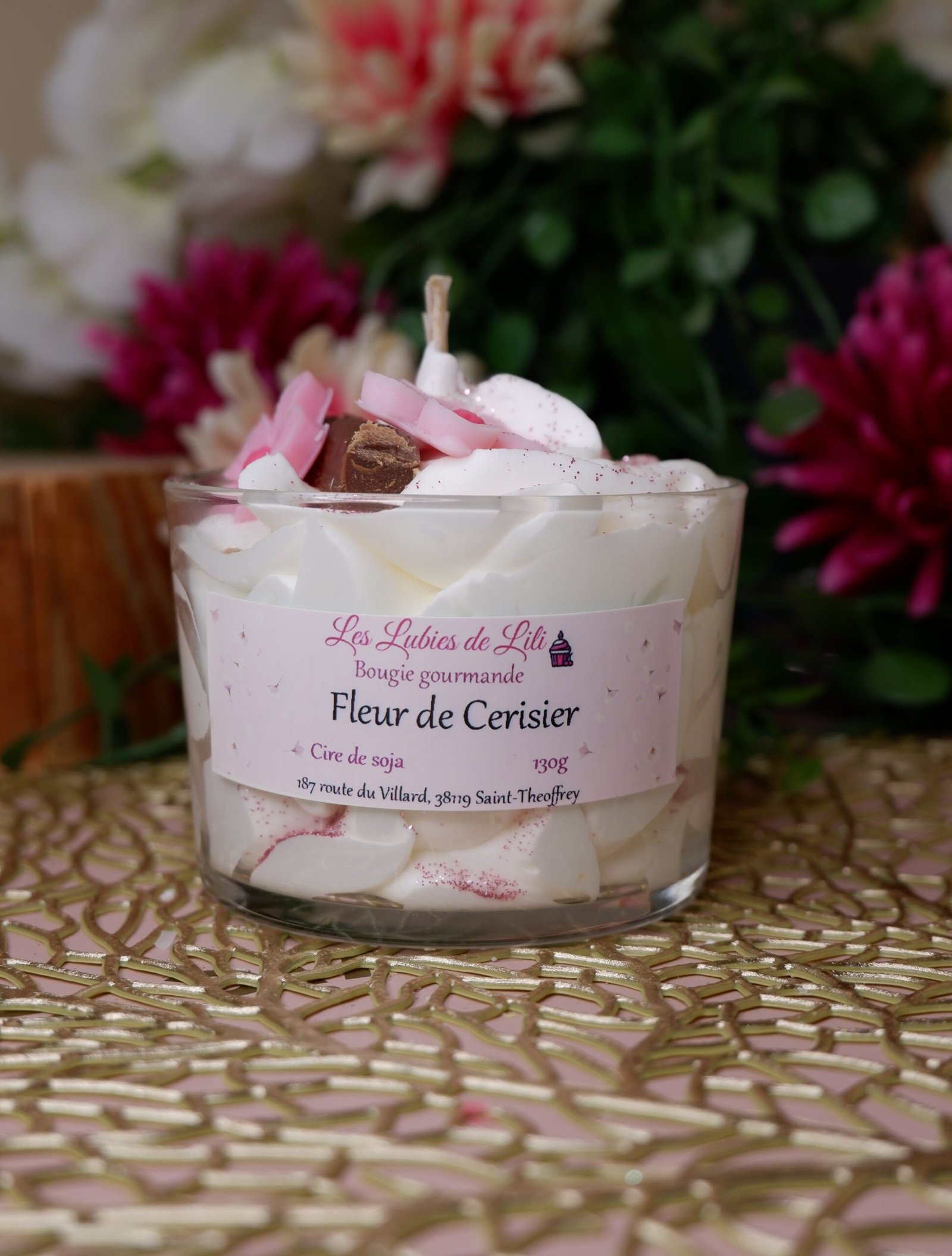 Bougie fleur de cerisier avec chantilly blanche, branche et fleurs roses, parsemée par des paillettes roses, parfaite pour offrir ou décorer votre intérieur