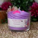 Bougie chantilly violette avec deux nuages rose sur le dessus