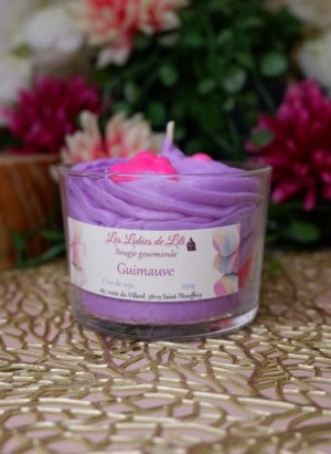 Bougie chantilly violette avec deux nuages rose sur le dessus