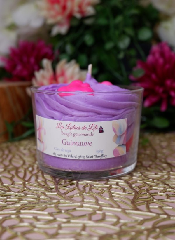 Bougie chantilly violette avec deux nuages rose sur le dessus