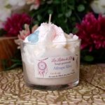 Bougie chantilly blanche avec des paillettes biodégradables, une petit nuage bleu et une plume recouverte de paillettes rose et bleue