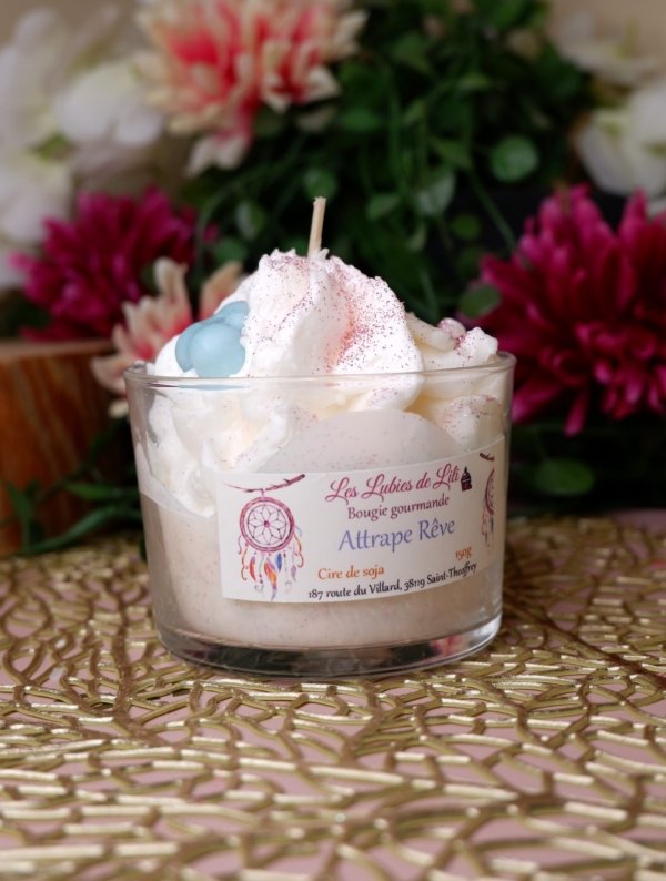 Bougie chantilly blanche avec des paillettes biodégradables, une petit nuage bleu et une plume recouverte de paillettes rose et bleue