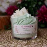 bougie chantilly vert claire avec une fleur représentant une edelweiss blanche sur le dessus