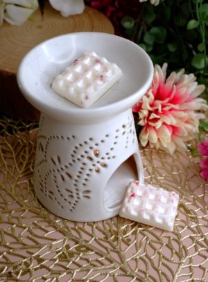 fondant un forme de petite gaufre blanche avec un peu de paillettes et tes tâches roses