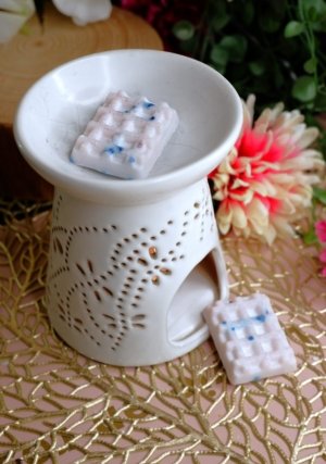 Fondant en forme de petite gaufre. Blanc avec des pointe de bleu et un peu de paillettes