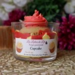 Bougie gourmande cupcake Bougie chantilly cupcake avec une chantilly jaune, un coulis rouge,un cupcake au centre avec sa crème rouge