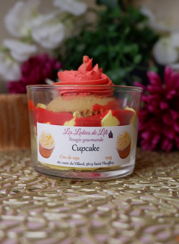 Bougie gourmande cupcake Bougie chantilly cupcake avec une chantilly jaune, un coulis rouge,un cupcake au centre avec sa crème rouge