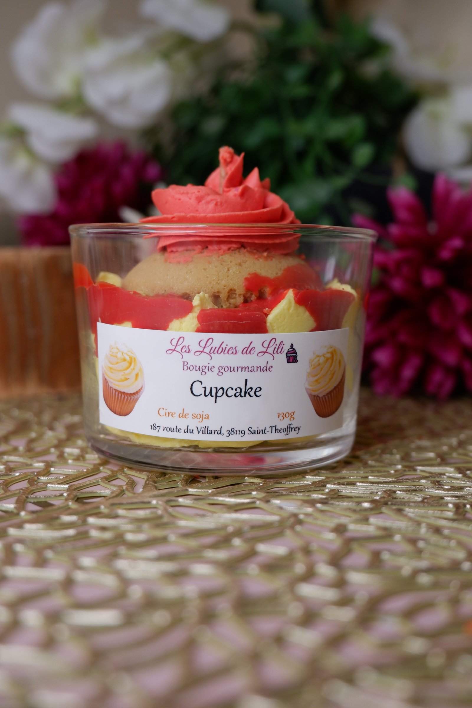 Bougie parfumée en forme de cupcake avec chantilly rouge et jaune , senteur cupcake, dans un pot en verre, idéale pour décorer une table ou offrir en cadeau.