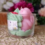 Bougie chantilly verte avec un lapin rose et des rose rouge