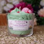 Bougie chantilly verte avec un lapin rose et des roses rouges