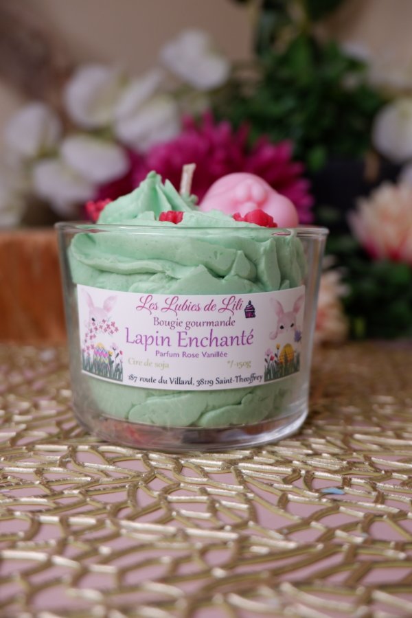 Bougie chantilly verte avec un lapin rose et des roses rouges