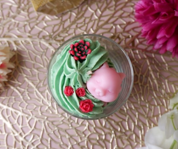 Bougie chantilly verte avec un lapin rose et des roses rouges