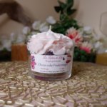 Bougie parfum cheesecake aux fruits rouges, avec une base biscuit, une couche de chantilly rose pâle et des fruits rouges à l'interieur