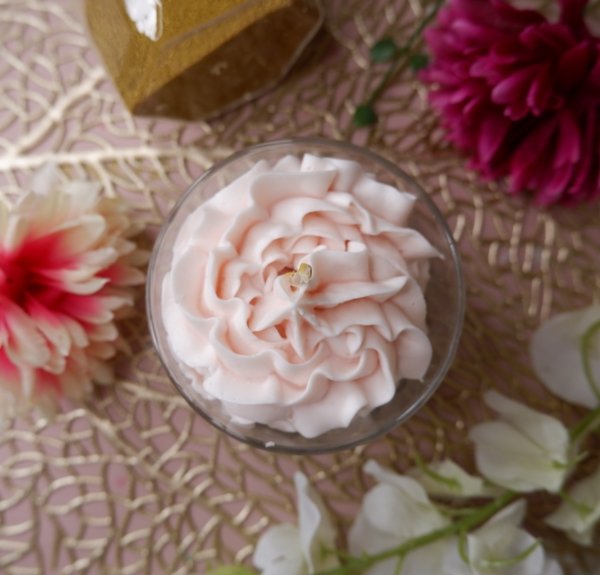 Bougie parfum cheesecake aux fruits rouges, avec une base biscuit, une couche de chantilly rose pâle et des fruits rouges à l'interieur