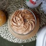 Bougie parfum chocolat noisettes, avec une base noisette, une couche de chantilly chocolat avec des noisettes coccacées sur le dessus