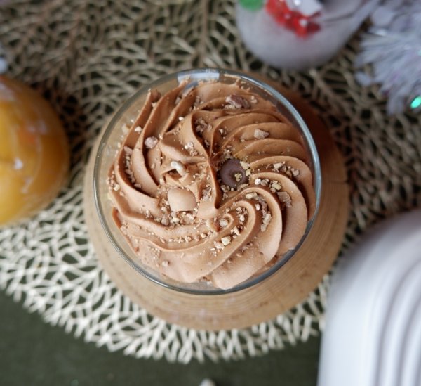 Bougie parfum chocolat noisettes, avec une base noisette, une couche de chantilly chocolat avec des noisettes coccacées sur le dessus