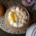 Bougie parfum citron meringué avec une base jaune, une couche de chantilly blanche et une tranche de citron sur le dessus