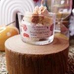 Brioche gourmande Brioche au Beurre Bougie parfum brioche au beurre, avec une base chantilly blanche, une tranche de brioche et un peu de chantilly au dessus