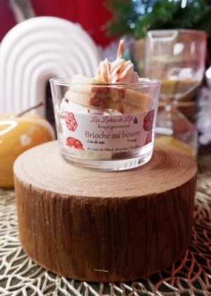 Brioche gourmande Brioche au Beurre Bougie parfum brioche au beurre, avec une base chantilly blanche, une tranche de brioche et un peu de chantilly au dessus